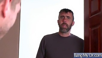 Cuộc Gặp Gỡ Giữa Bác Sĩ Và Bệnh Nhân Với Cô Gái Trẻ Ngực Bự Alison Tyler Trong Một Video Khó Tính