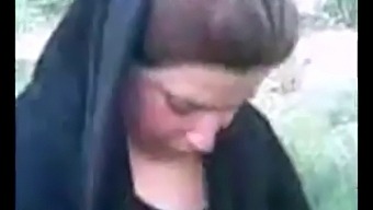 Ung Arabisk Kvinde I Hijab Onanerer Udendørs
