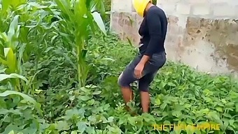 Giáo Sư Nông Nghiệp Ghé Thăm Lô Ngô Của Cô Và Bị Một Sinh Viên Đại Học May Mắn Tiếp Cận Tình Dục