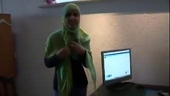 Jamila, En Marokkansk Kvinde, Forsøger Lesbisk Intimitet Med En Hollandsk Pige, Med Arabiske Undertekster