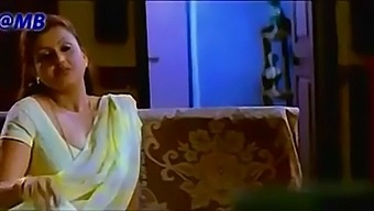 Desi Aunty With Big Boobs In Hottest Video