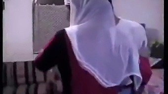 Arabisk Tante Bliver Kneppet Af Unge Fyre I Pov