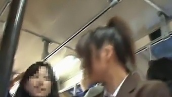Interracial Par Nyder Udendørs Sex I Offentligheden