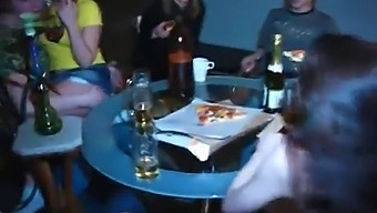 Amatør Teen Blowjob Bliver Til Hot Sex Session