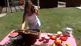 Teen April Tilfredsstiller Sig Selv I En Udendørs Soloscene