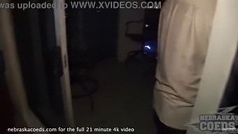 Cô Gái Trẻ Chạm Khắc Quả Bí Ngô Cho Halloween Và Quan Hệ Tình Dục Với Nó
