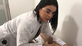 Một Thiếu Niên Tây Ban Nha Đến Bác Sĩ Với Mông To Để Được Giúp Đỡ Về Vấn Đề Cương Cứng.