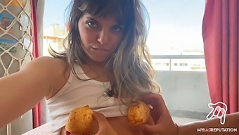 Intens Orgasme Fra At Se Hentai-Porno I Et Intimt Øjeblik