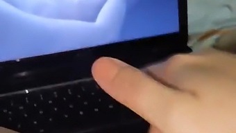 Một Người Phụ Nữ Nói Tiếng Tây Ban Nha Thích Thú Khi Xem Và Phản Ứng Với Các Diễn Viên Nam.