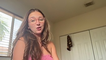 Amatør Teen Macy Meadows' Stramme Røv Bliver Kneppet Af Sin Stedbror