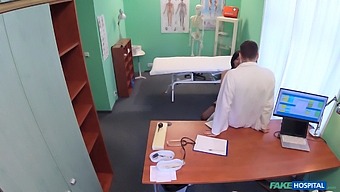 Bà Nội Trợ Hungary Lừa Dối Chồng Với Bác Sĩ Của Mình Trên Giường Bệnh Giả.