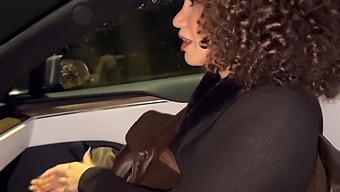 Mlada Žena Dobi Gangbang Od Svojega Moža In Neznanca V Avtu.